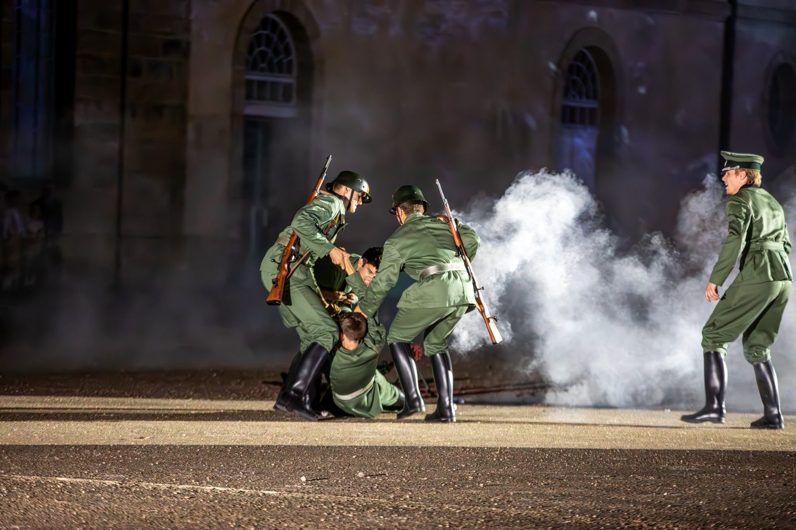 Des soldats en uniforme vert dans la fumée